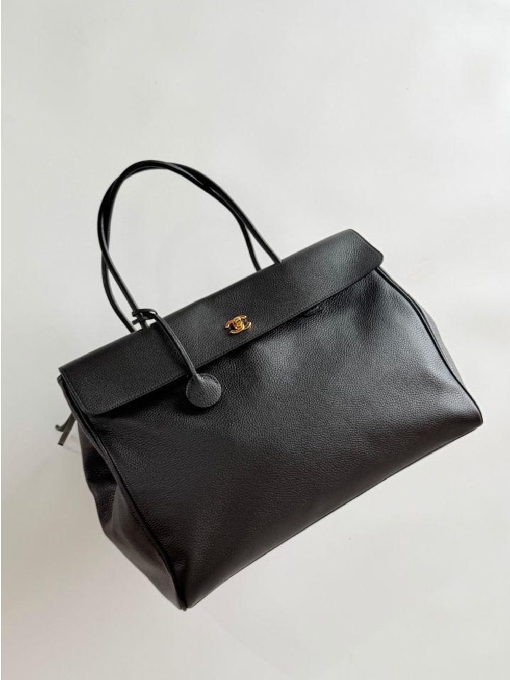 SPRING SUMMER 2026
LARGE
SHOPPING BAG
Grained Calfskin & Gold-Tone Metal
Black - Picture 3 of 6